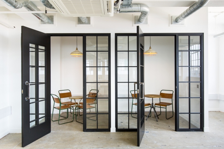 Simple and effective meeting space design at Hello Fresh UK office